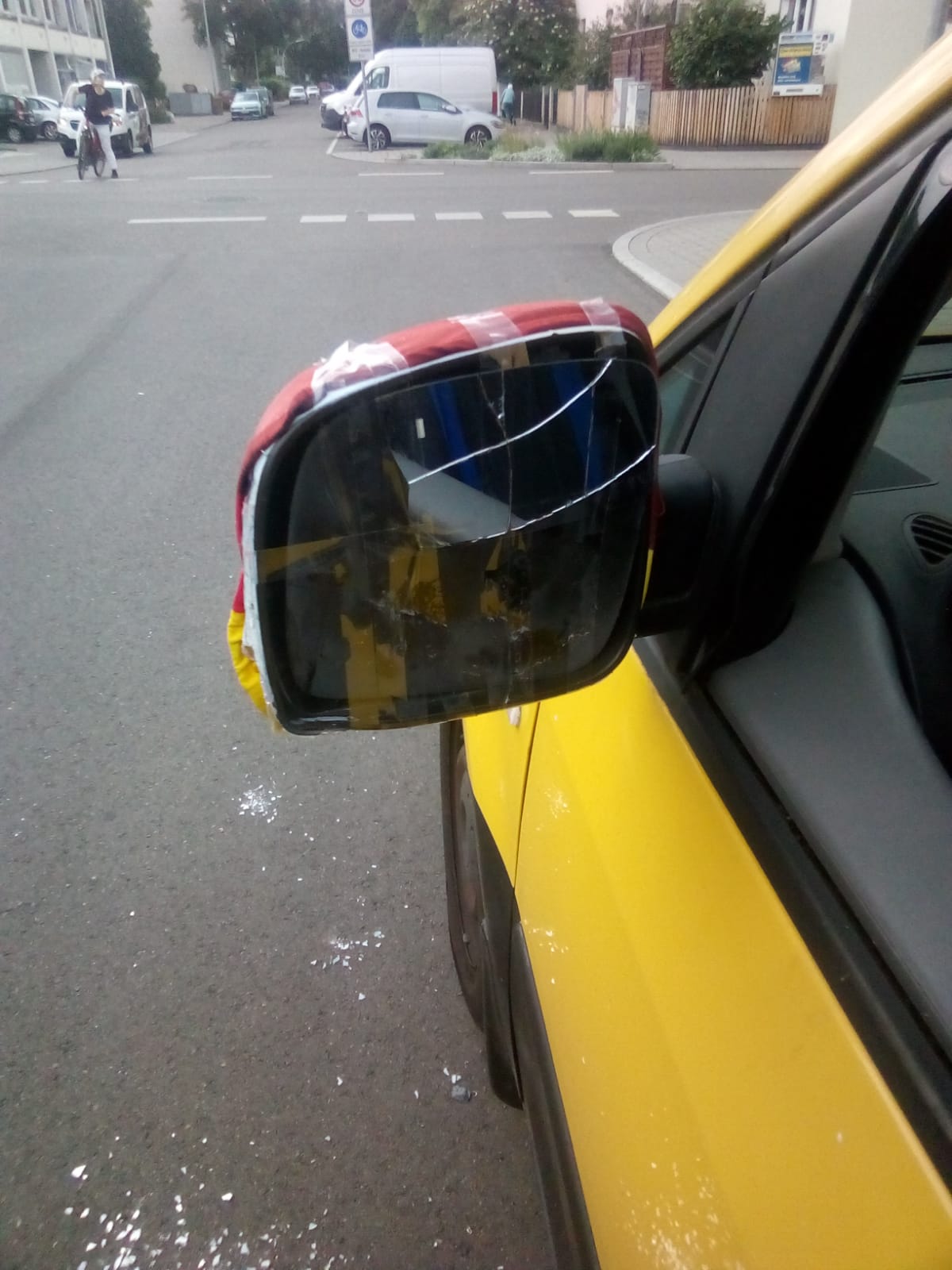 Beschädigter Außenspiegel am gelben Fahrzeug der Nachbarhilfe
